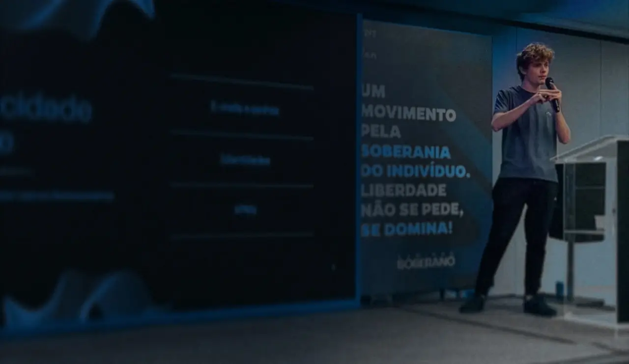 João Trein palestrando sobre Bitcoin e cibersegurança